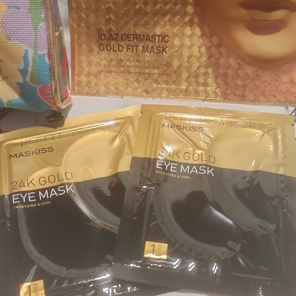 Lilly Pulitzer Floral Cosmetic Bag and Gold Fit Mask, 2 24 Gold Eye Mask - Picture 3 of 4